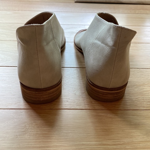 Cream open toed shoes - Picture 3 of 4